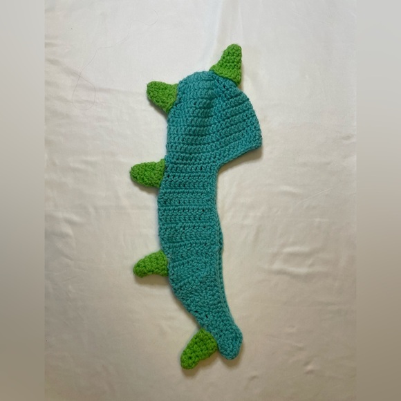 Handmade newborn blue and green dinosaurs crochet hat - Picture 2 of 3